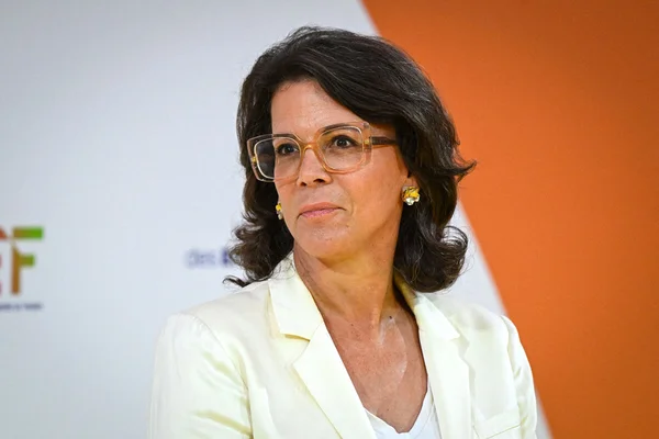 Alexandra Palt, présidente du WWF France, photographiée devant un fond bicolore.
