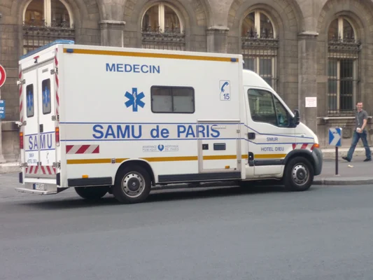 Ambulance du SAMU de Paris dans une rue de la capitale.