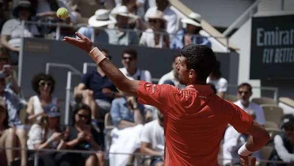Novak Djokovic au service à Roland-Garros.