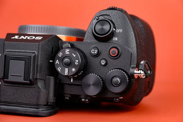 Dessus du boîtier Sony A7R VI : molettes et commandes.