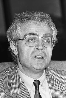 Lionel Jospin en 1984, portrait en noir et blanc.