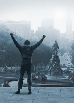 Touriste imitant la pose victorieuse de Rocky sur les marches du Philadelphia Museum of Art.