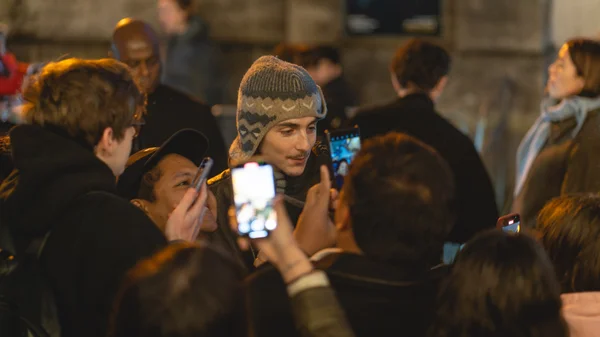 Timothée Chalamet entouré de fans et de photographes lors d'un événement au BFI Southbank.