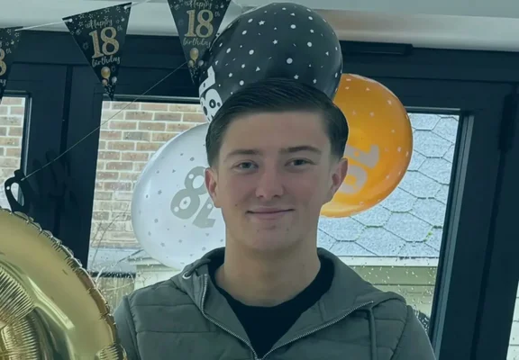 Henry Nowak, 18 ans, victime du meurtre, photographié devant des décorations pour son anniversaire.