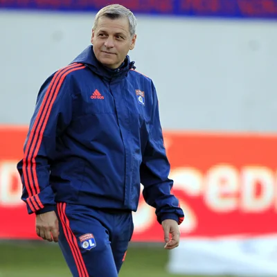 Bruno Genesio sur la pelouse, en survêtement de l'Olympique Lyonnais.