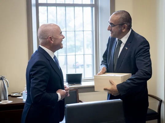 Laurent Nuñez et Alejandro Mayorkas lors d’un échange de cadeaux au DHS, le 13 octobre 2021.