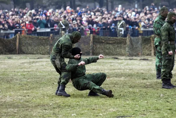 Démonstration de techniques de combat par des soldats serbes lors d'un entraînement militaire.