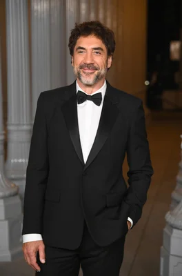 Javier Bardem et une femme en chemise jaune lors d'une séance photo pour 'L'Être Aimé'.
