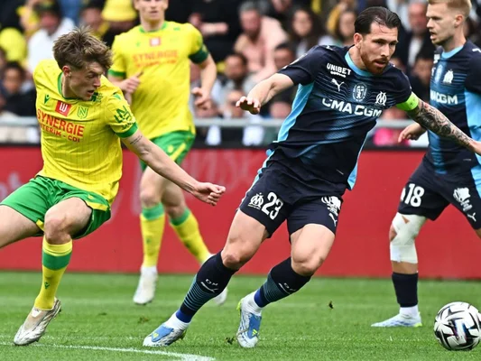 Un joueur de l'OM en pleine action lors d'un match marqué par la crise.