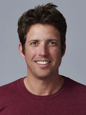 Nicholas Woodman, fondateur et PDG de GoPro, souriant lors d'un portrait.