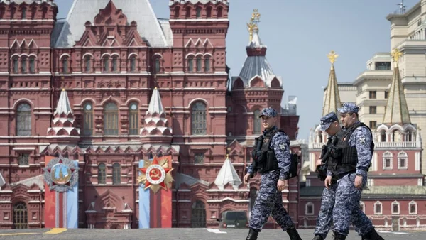 Des agents de sécurité devant le Musée historique d'État à Moscou lors du défilé du 9-Mai.