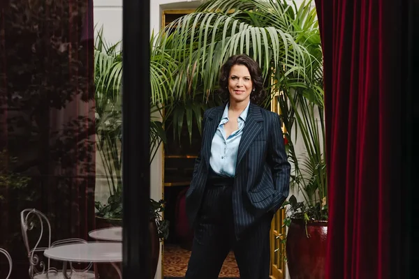 Alexandra Palt, présidente du WWF France, s'exprimant lors d'un événement à Cannes.