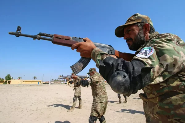 Miliciens chiites pro-iraniens lors d'un entraînement au tir en Irak.