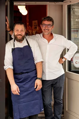 Bernard Pacaud (à gauche) et un collaborateur devant L'Ambroisie.