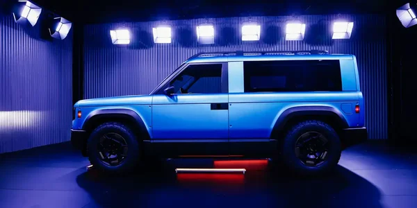 SUV électrique Slate Auto présenté en studio.