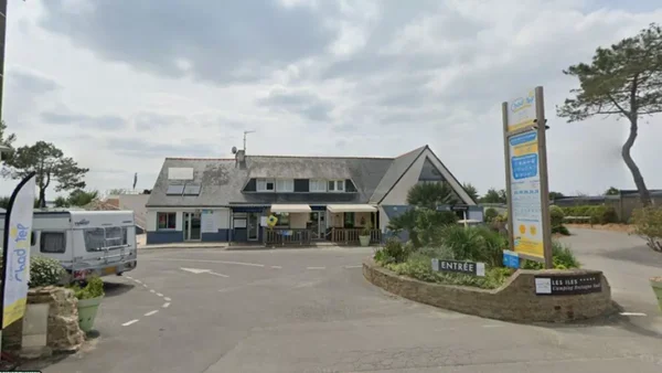 L'entrée et le bâtiment de réception du camping touché par l'explosion dans le Morbihan.