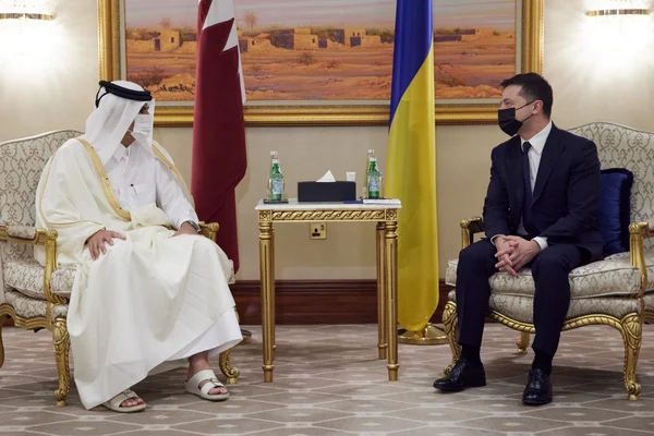Volodymyr Zelensky et l'émir du Qatar Tamim bin Hamad Al Thani lors de leur rencontre au Qatar, le 5 avril 2021.
