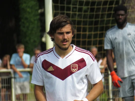 Alexi Pitu sous le maillot des Girondins de Bordeaux lors d'un match amical contre Osasuna, en juillet 2023.
