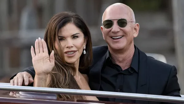 Jeff Bezos et Lauren Sánchez posant ensemble, au cœur de la polémique sur le parrainage du Met Gala.
