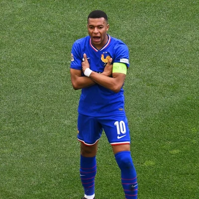 Kylian Mbappé, attaquant des Bleus, célèbre un but sous le maillot frappé du numéro 10.