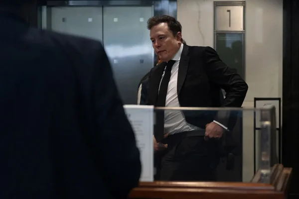Elon Musk dans un cadre intérieur, lors d'une déposition.