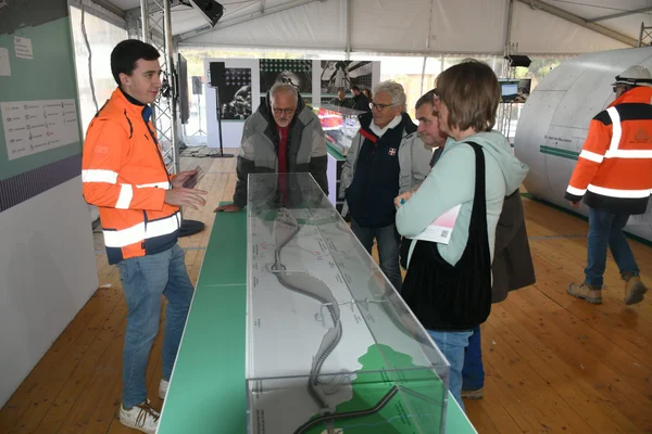 Présentation de la maquette du chantier Lyon-Turin à des visiteurs lors d'une journée portes ouvertes.