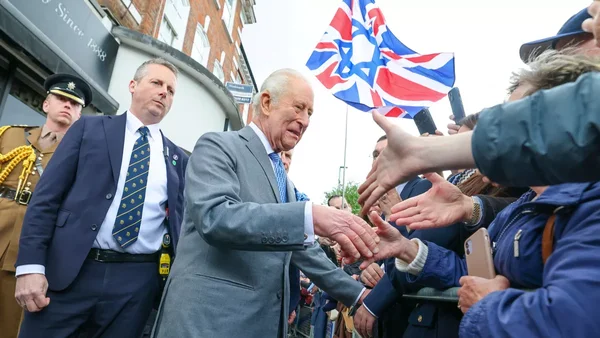 Le roi Charles III serrant la main de citoyens lors de sa rencontre avec des victimes d’attaques antisémites à Londres.