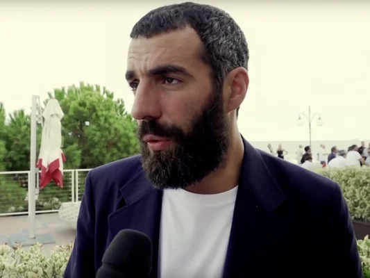 Romain Gavras interviewé au sujet de son film 'Athena'.