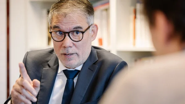 Olivier Faure en discussion dans un bureau.