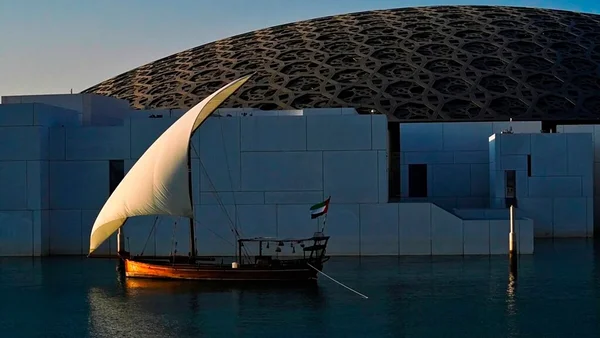 Un dhow traditionnel devant le Louvre Abu Dhabi.