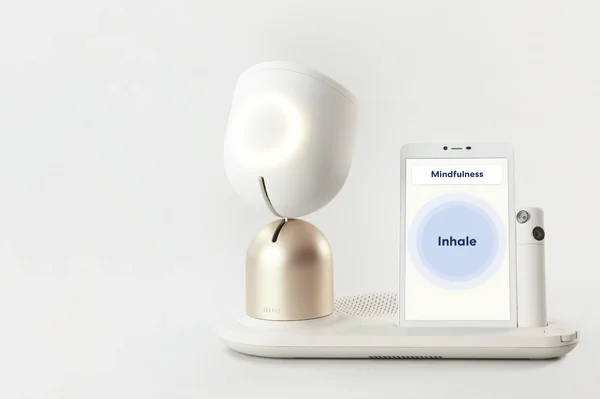 Le robot ElliQ avec son anneau lumineux et l'interface de respiration de pleine conscience.