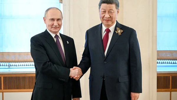 Vladimir Poutine et Xi Jinping lors d'une rencontre officielle, symbolisant le renforcement des liens économiques entre la Russie et la Chine.