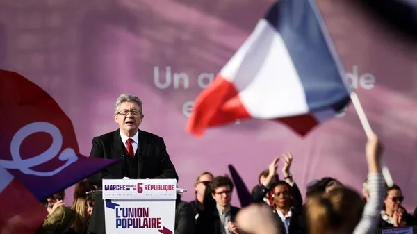 Jean-Luc Mélenchon s'adressant à une foule lors d'un rassemblement de l'Union populaire.