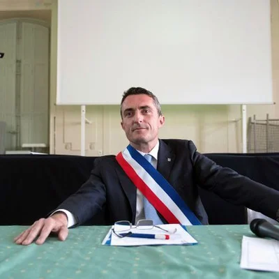 Stéphane Ravier, ancien maire du 7e secteur de Marseille, avec l'écharpe tricolore.