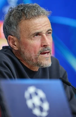 Luis Enrique s'exprimant en conférence de presse avec le logo de la Ligue des champions.