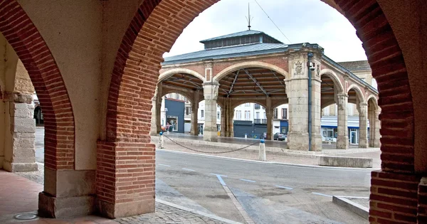 Place du marché à Agen, à proximité de la mosquée visée par des menaces.