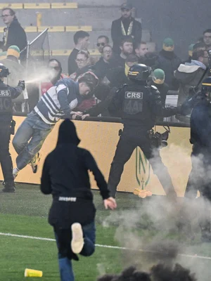 Affrontements entre les CRS et des supporters nantais après l'envahissement du terrain.