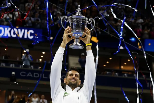 Novak Djokovic célèbre son 24e titre du Grand Chelem à l'US Open sous une pluie de confettis.