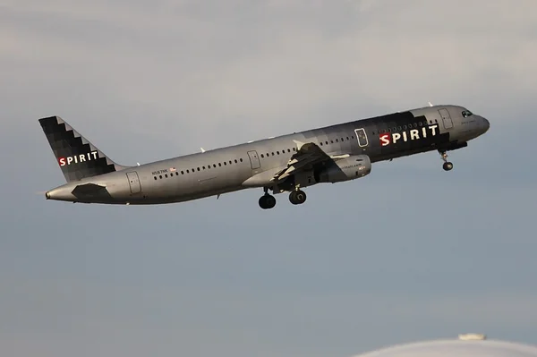 L'avion Spirit Airlines immatriculé N587NK en phase d'approche.