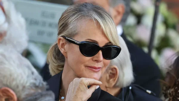 Laeticia Hallyday, lunettes noires, lors d'une sortie.