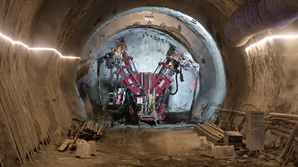 Le tunnelier rouge en action dans le tunnel du Lyon-Turin.