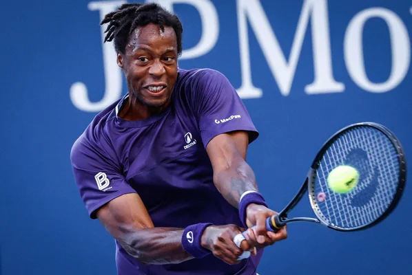 Gaël Monfils en plein échange à Roland-Garros.