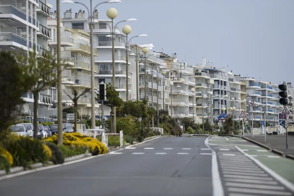 Vue de la rue et des immeubles sur le front de mer de La Baule.