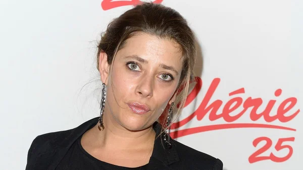 Giulia Foïs, auteure de « Les filles de la librairie », en portrait noir et blanc.
