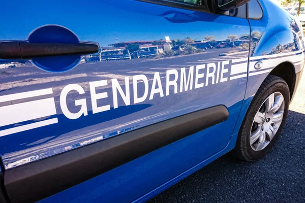 Véhicule de la Gendarmerie bleu avec inscription blanche.
