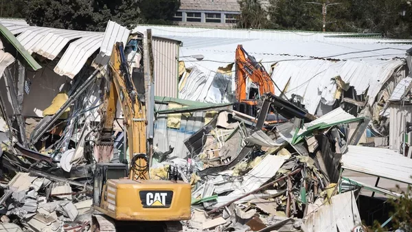 Démolition du siège de l'UNRWA à Jérusalem-Est par des engins de chantier.