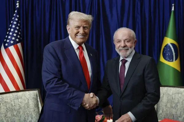 Le président Lula et le Premier ministre Kishida échangeant une poignée de main lors de la cérémonie officielle de visite au Brésil, au Palais du Planalto.