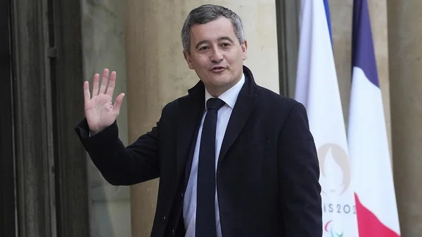 Gérald Darmanin quittant un bâtiment officiel à Alger après sa visite diplomatique.