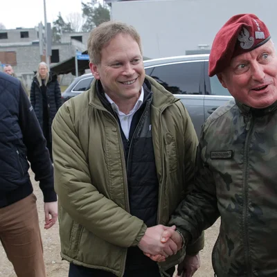 Grant Shapps, ministre britannique de la Défense, serrant la main d'un militaire lors d'un événement officiel.