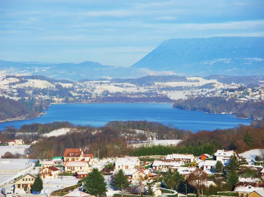 Le lac de Paladru en hiver, depuis le hameau du Haut Vernay à Oyeu.